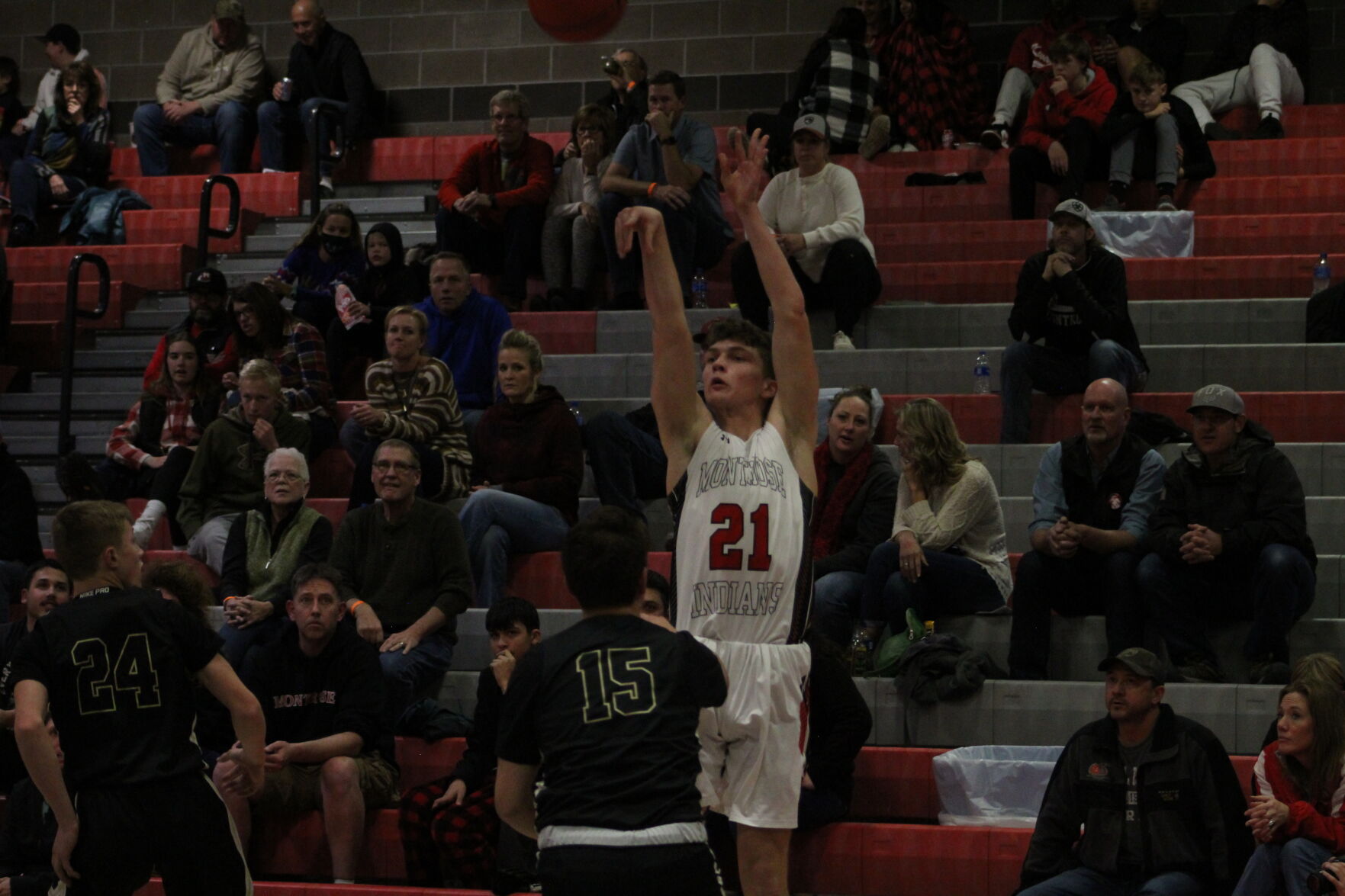 Fletcher Cheezum shooting 3 v Pagosa Springs